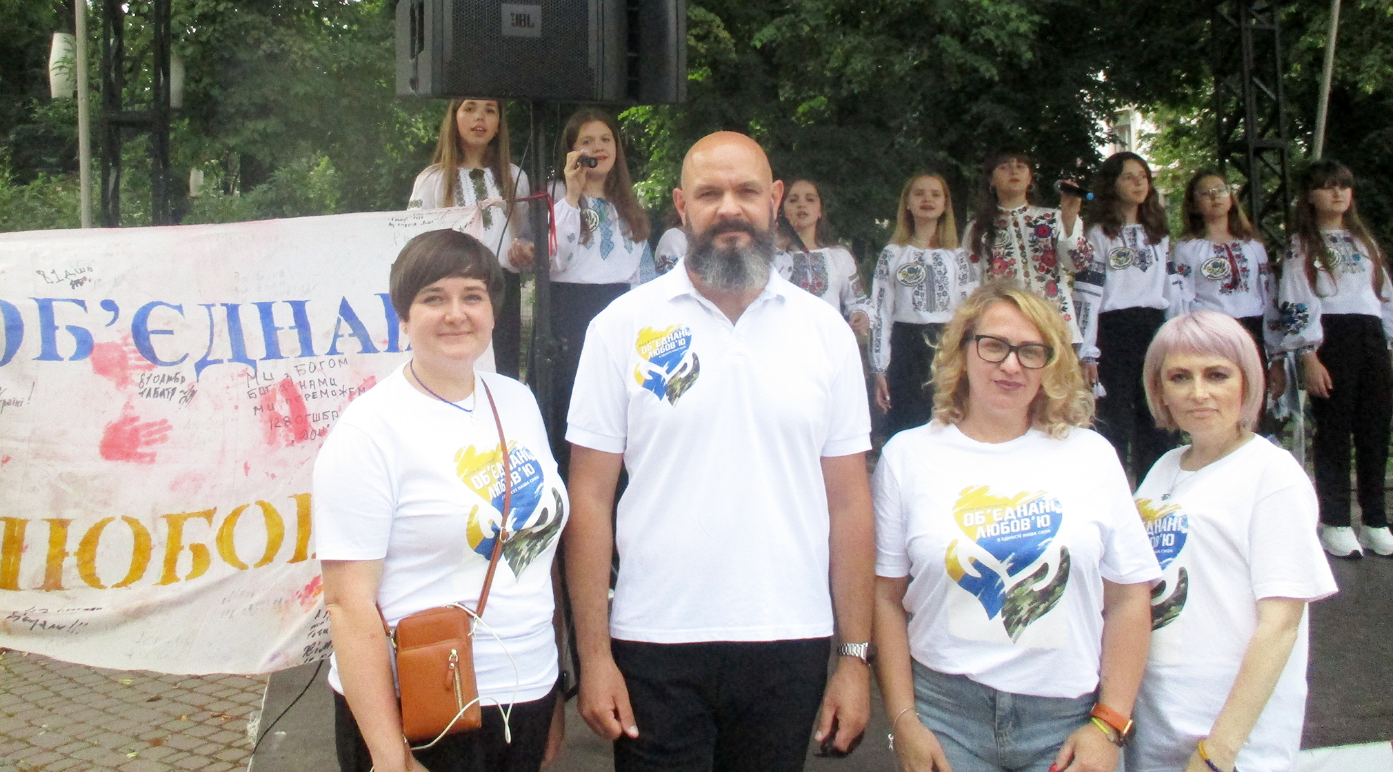 Лідери громадської спільноти «Об’єднані любов’ю»: Оксана Михайлова, Віталій Гладенко, Мар’яна Цалко та Наталія Романюк під час одного з благодійних концертів ліцеїстів зі Старого Лисця на площі Адама Міцкевича в Івано-Франківську. 