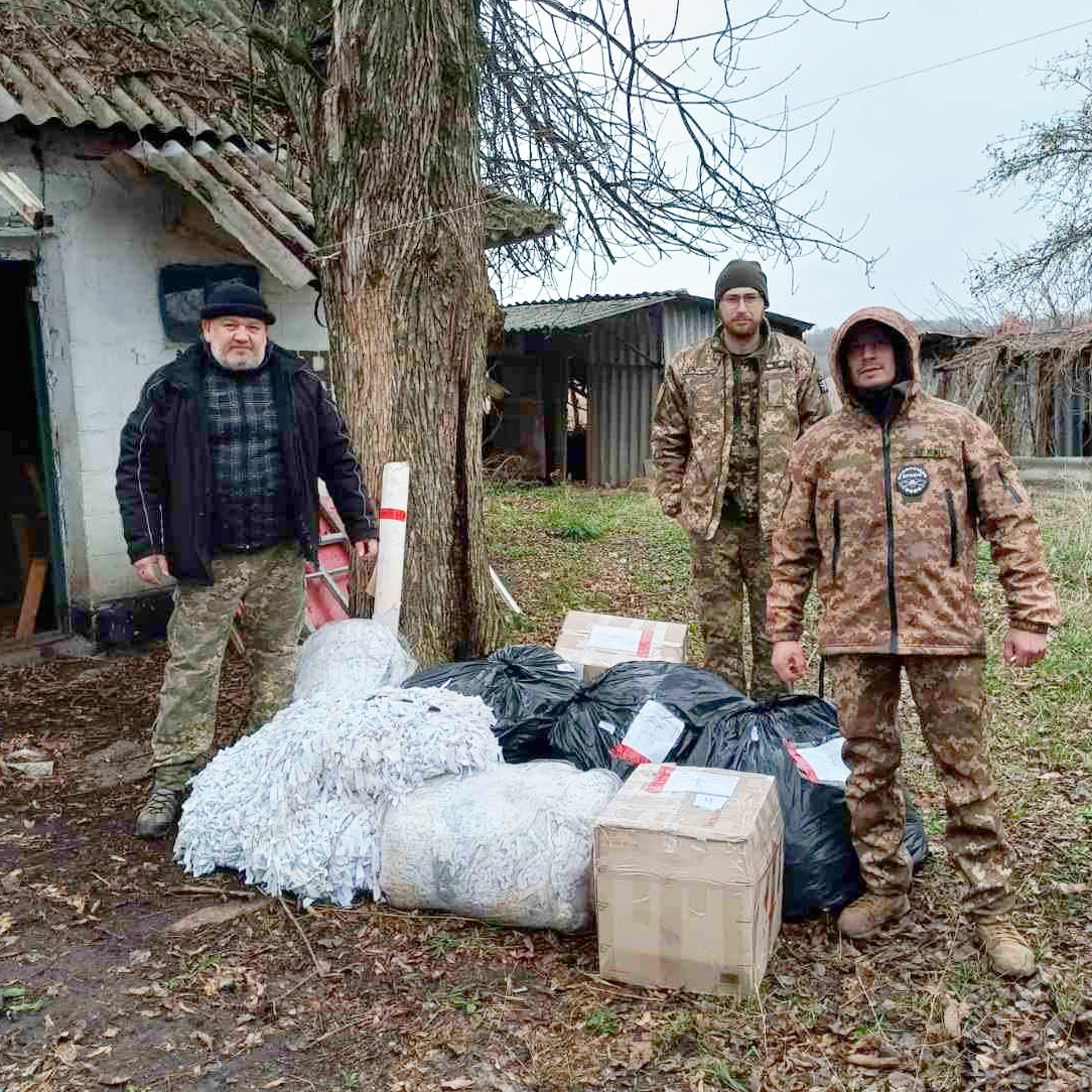 З побратимами під час волонтерської поїздки. 