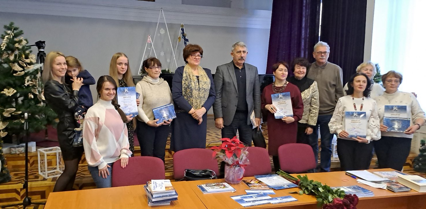 Члени журі з переможцями конкурсу.