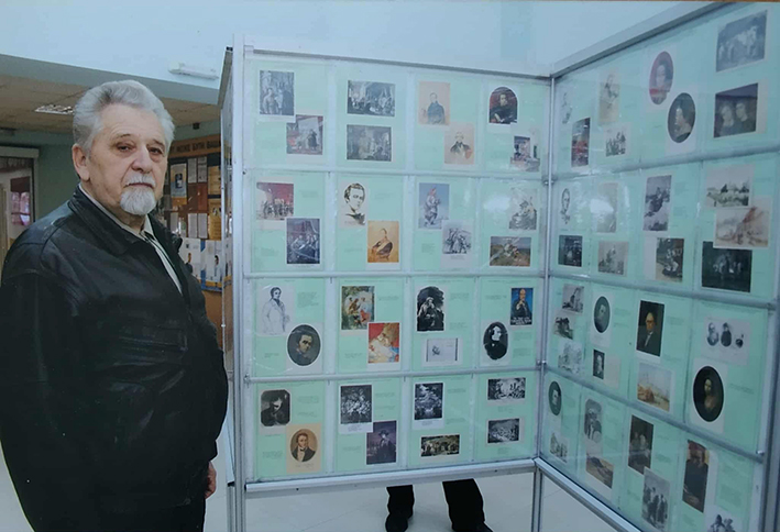 Під час виставки поштових листівок Богдана Шипайла в Івано-Франківську до 200-х роковин Тараса Шевченка – 2014 р. (з родинного архіву).