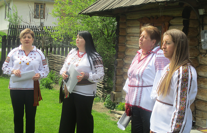 Сільські співочі соловейки під час репетиції
