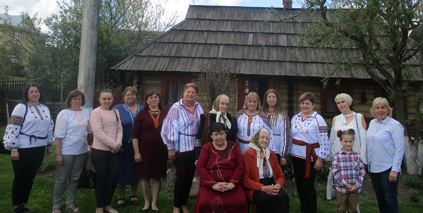 У часники і гості храму хліба на обійсті Левицьких-Геників у Нижньому Березові біля майже двохсотлітньої хати