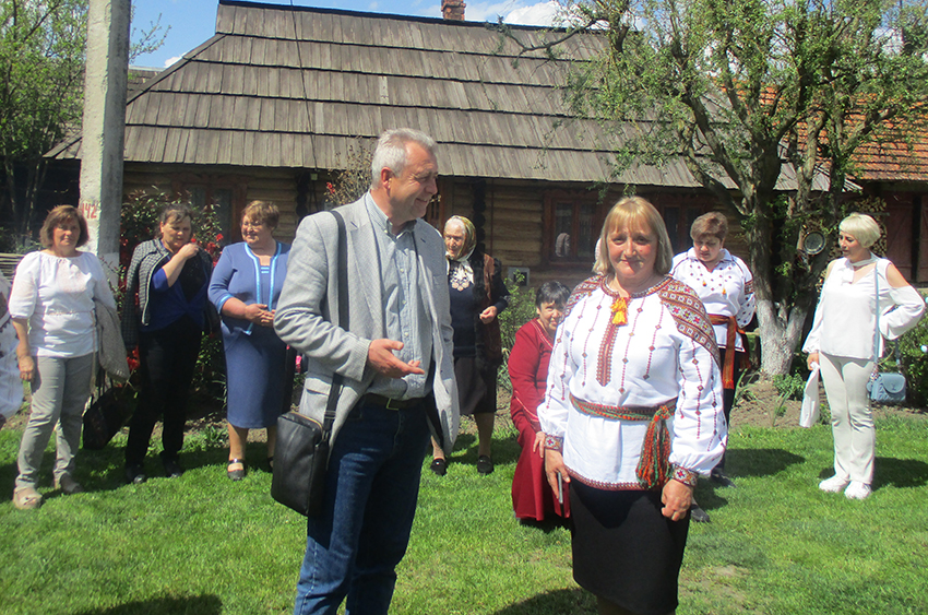 Ще мить – і свято розквітне. Микола Сулятицький і Ганна Вітковіцька серед гостей і учасників храму хліба