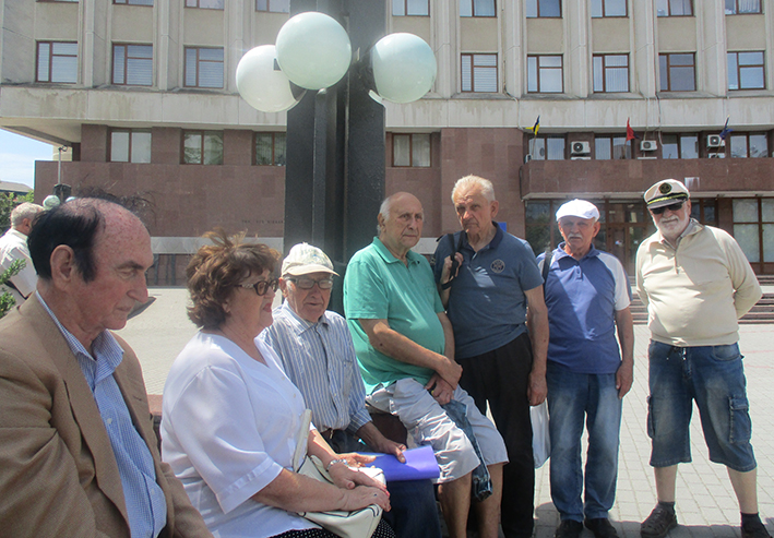 Учасники акції нагадування біля адмінбудинку Івано-Франківської ОВА