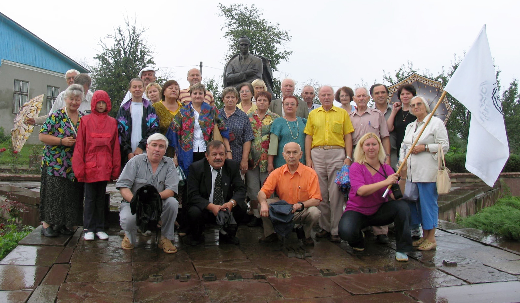 Біля пам'ятника Степанові Бандері в Старому Угринові, 2005 р
