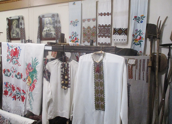 Вишиванки Рожнятівського Підгір’я і рушники зі Слобожанщини