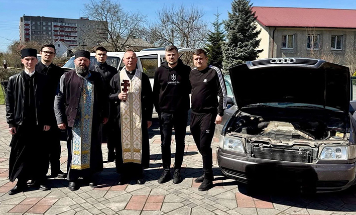 Перед відправкою на фронт авта освячують місцеві духівники