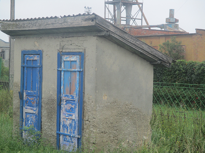Облізло-сині туалети-імітатори на зупинковому пункті у Брошневі-Осаді