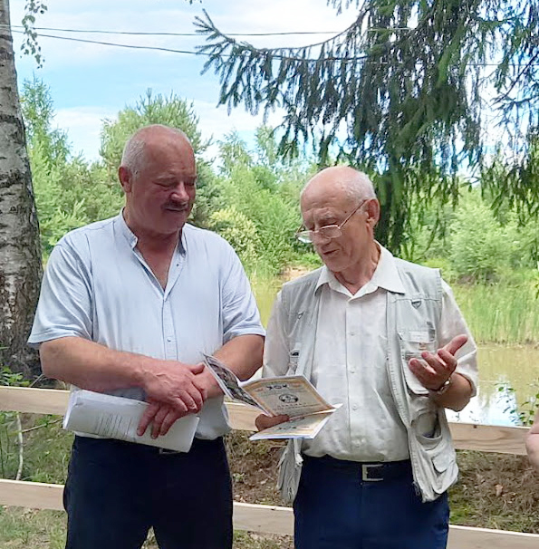 Б. Середюк (праворуч) вручив того дня І. Дереньку і присвячений йому кольоровий буклет, який підготували й видали до зустрічі глибівського умільця із членами ІКТО «Галицькі кмітливці».