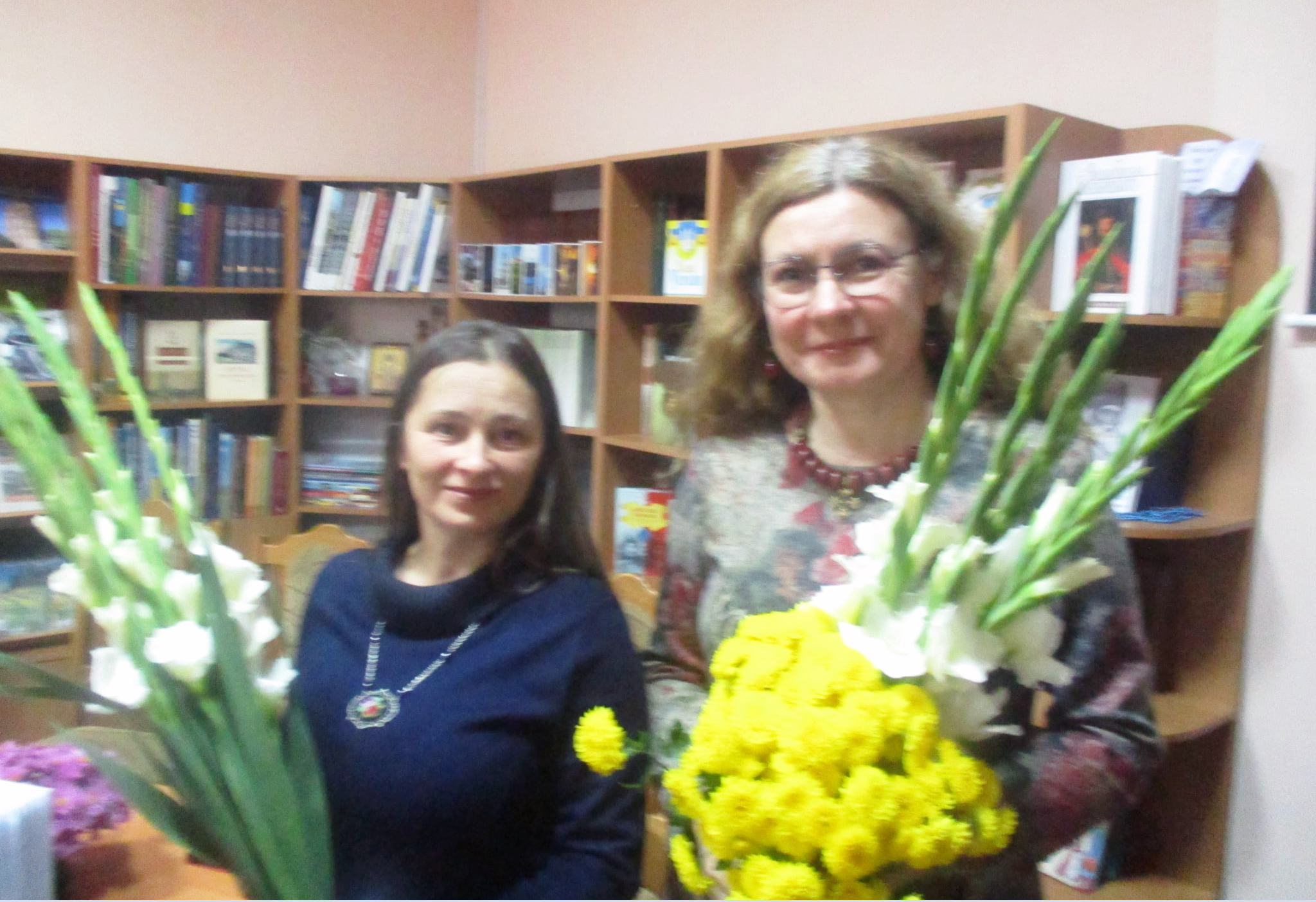 Художниця Ірина Чмелик та письменниця Ольга Деркачова.