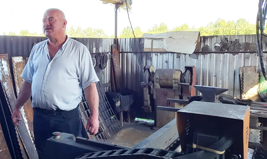 Деренько у своїй домашній майстерні.