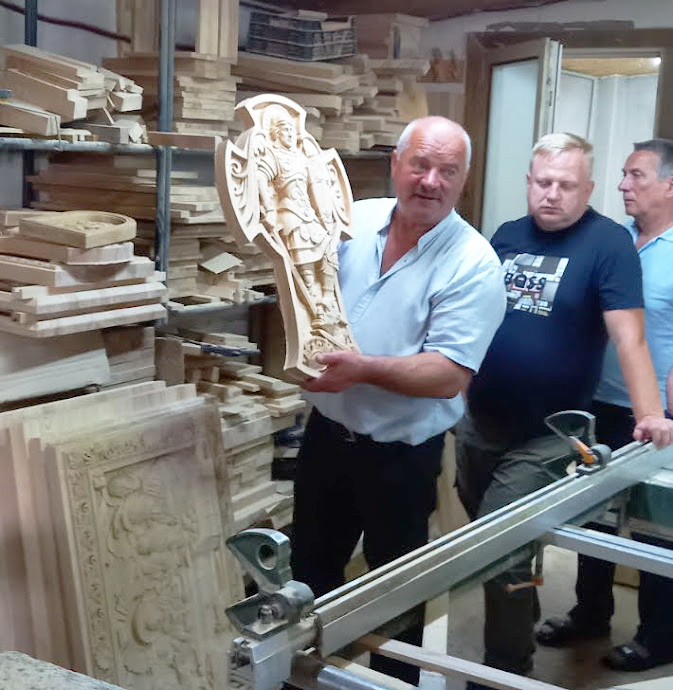 Деренько показує «галицьким кмітливцям» нову картину, яку він у співпраці з художником виготовив за комп'ютерною технологією різьби на дереві.