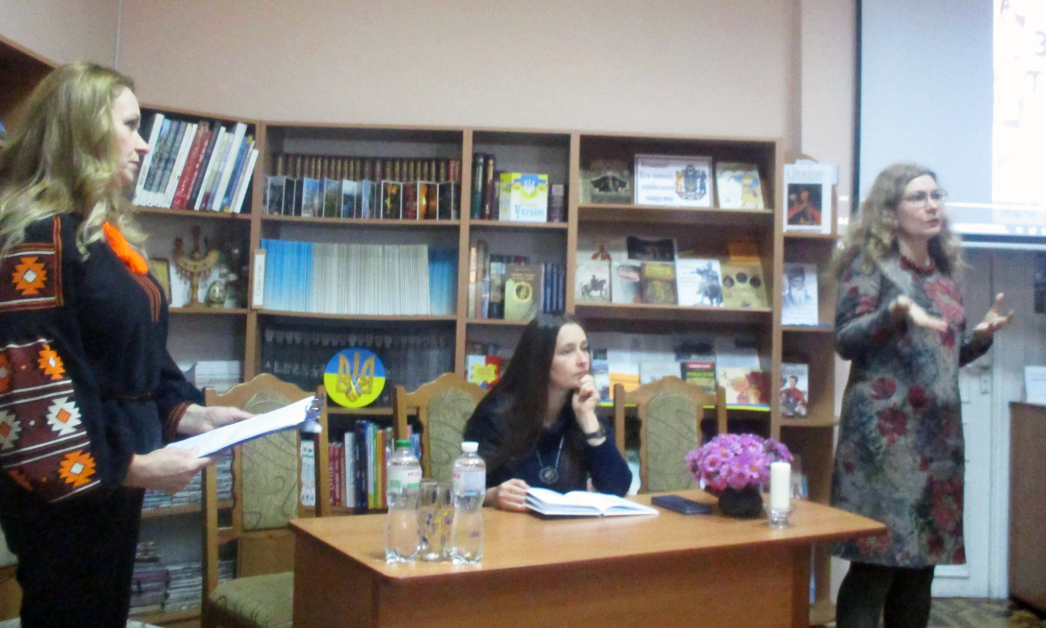 Під час презентації книжки «Звитяжці» в Івано-Франківській обласній бібліотеці для юнацтва.