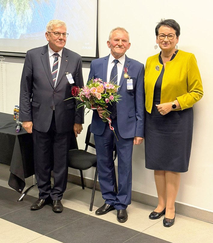 Мирон Мулик (у центрі), Кшиштоф Назімек і воєвода Моніка Юрек/