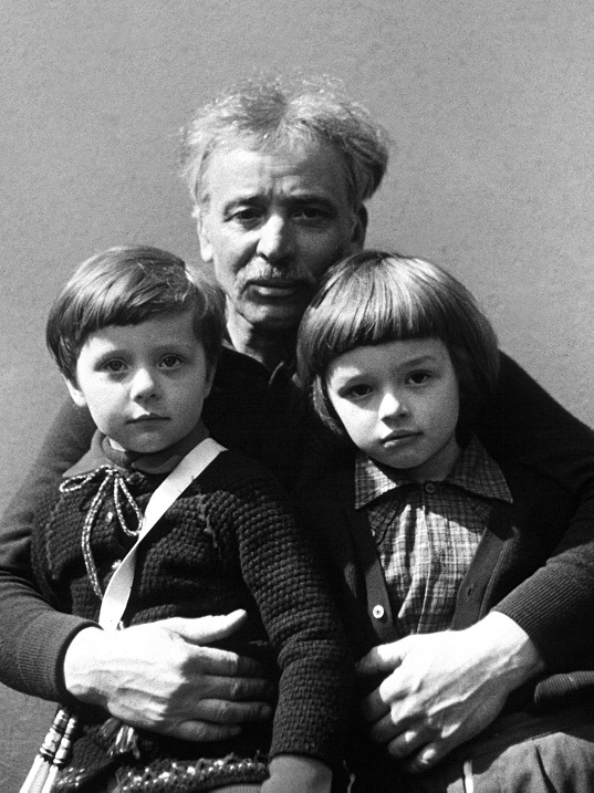 Митець з сином Ярославом та дочкою Яриною