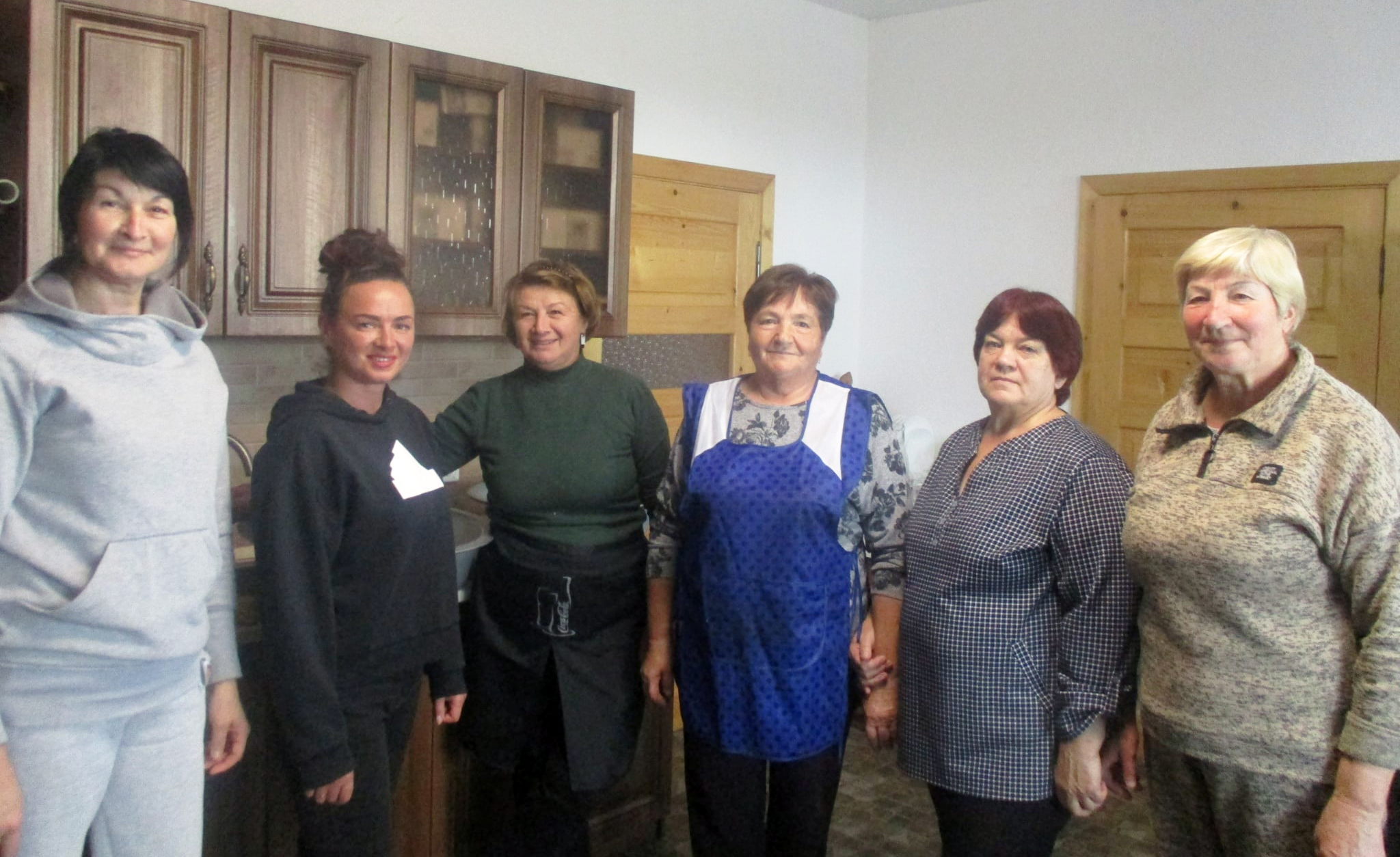 Представниці спільноти «Волонтерство «Лісна Слобідка» під час роботи у приміщенні церковної резиденції.