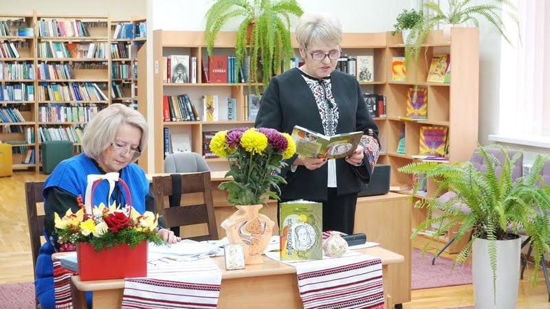 Поетеса Тамара Лейбюк-Поварчук під час презентації книжки «Розфарбовані мрії». 