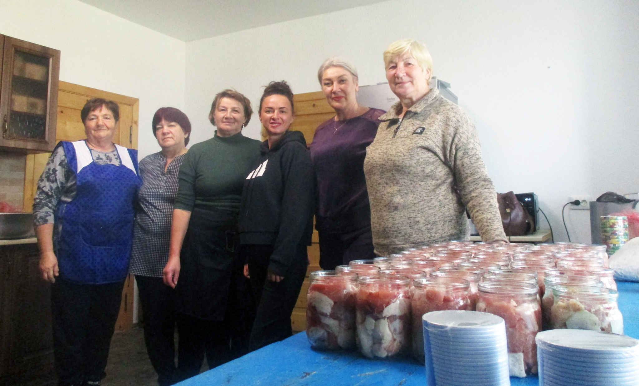 Волонтерки під керівництвом Наталії-Романи Назарик (друга праворуч) готують тушкованки зі свинини.