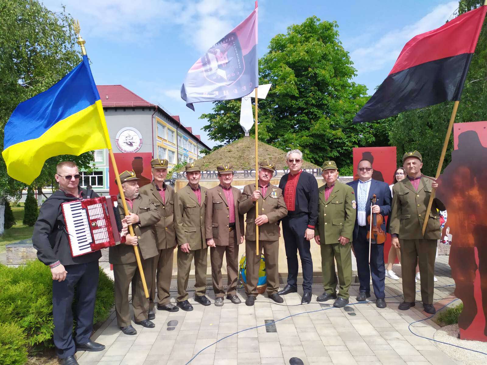 «Бандерівські соколи» під час урочистостей біля Меморіалу пам’яті борцям за волю України у Брошневі-Осаді.