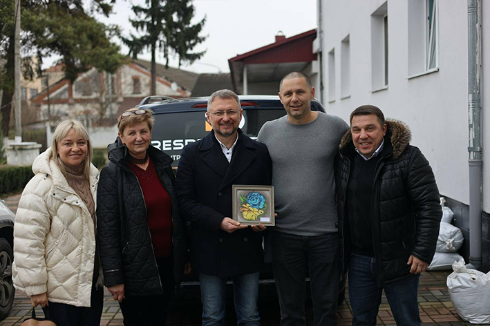 Зліва-направо: Мирослава Рекетчук, старша медсестра Залучанського будинку-інтернату Галина Івасюк, Руслан Савчук, заступник директора Залучанського будинку-інтернату Іван Дякур, співробітник благодійного фонду й автор цієї публікації Ігор Цебрій