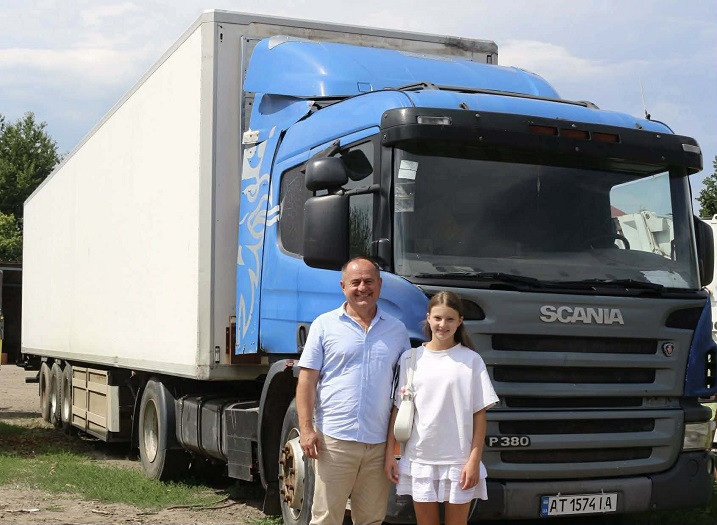 Сім'я Станіславських особисто передала захисникам тягач та фуру для облаштування мобільної лабораторії для створення FPV-дронів