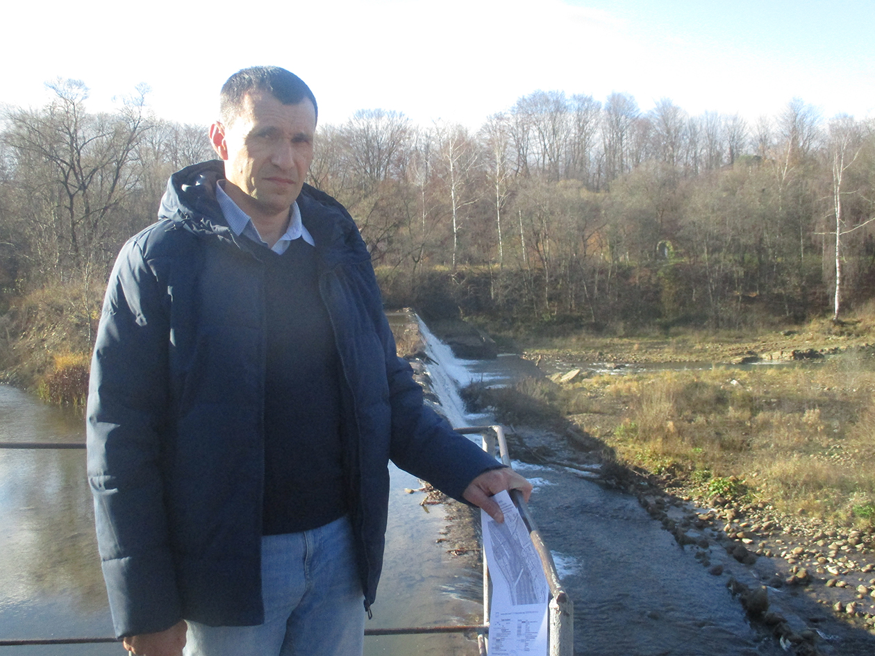 Громадський активіст Олександр Юрків на місці запланованого будівництва міні-ГЕС на березі річки Свіча у Вигоді. 