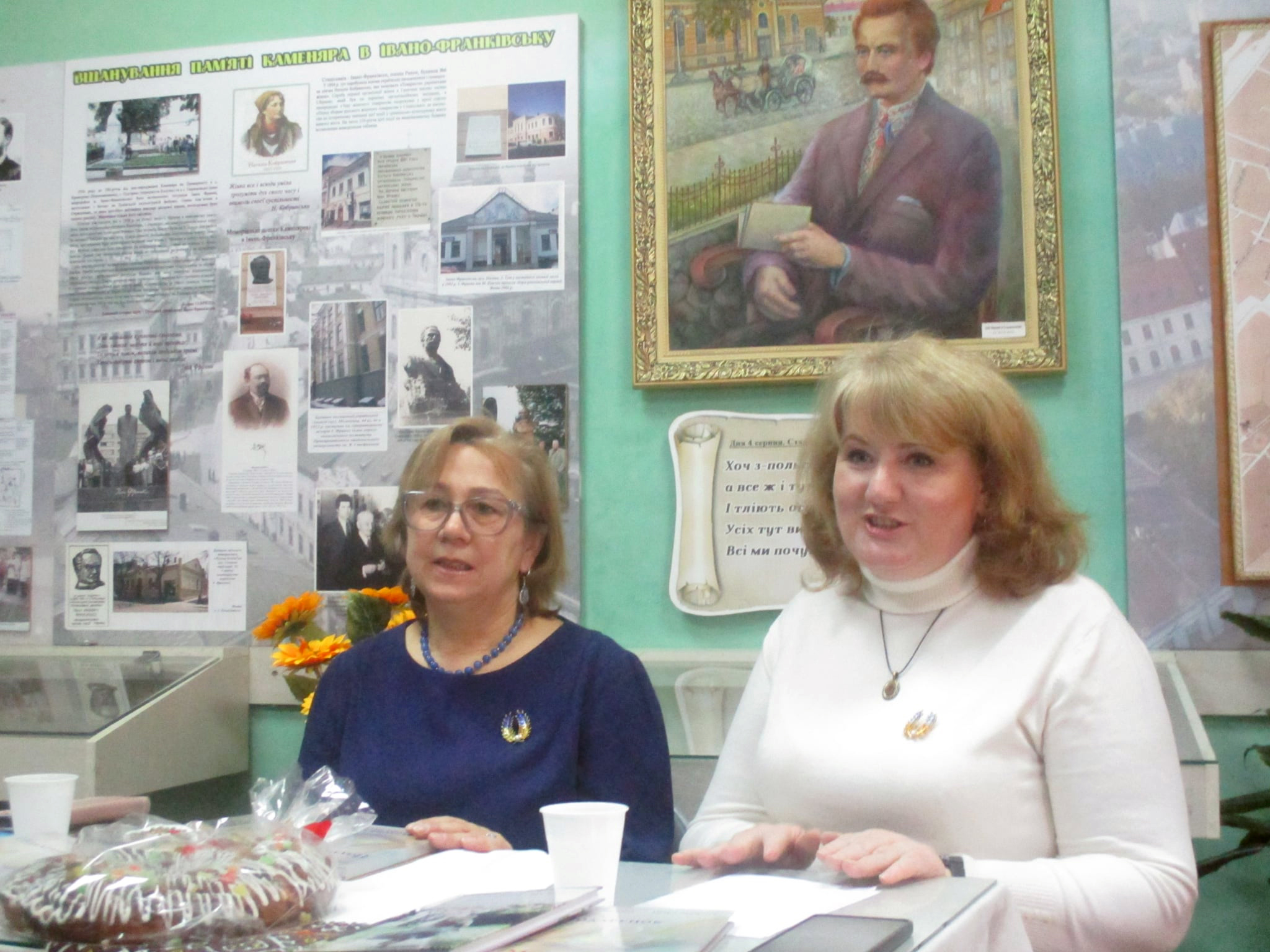 Галина Коризма та Леся Ґеник у кімнаті-музеї Івана Франка.
