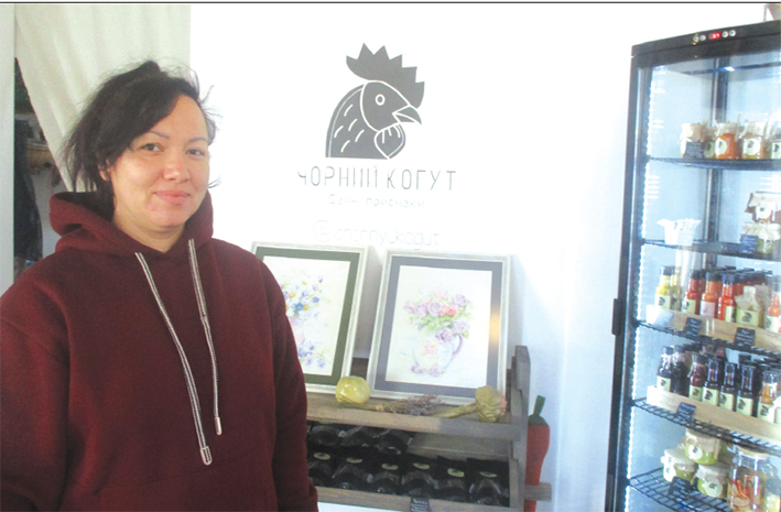 Киянка Олександра Клубань у світлиці майстерні