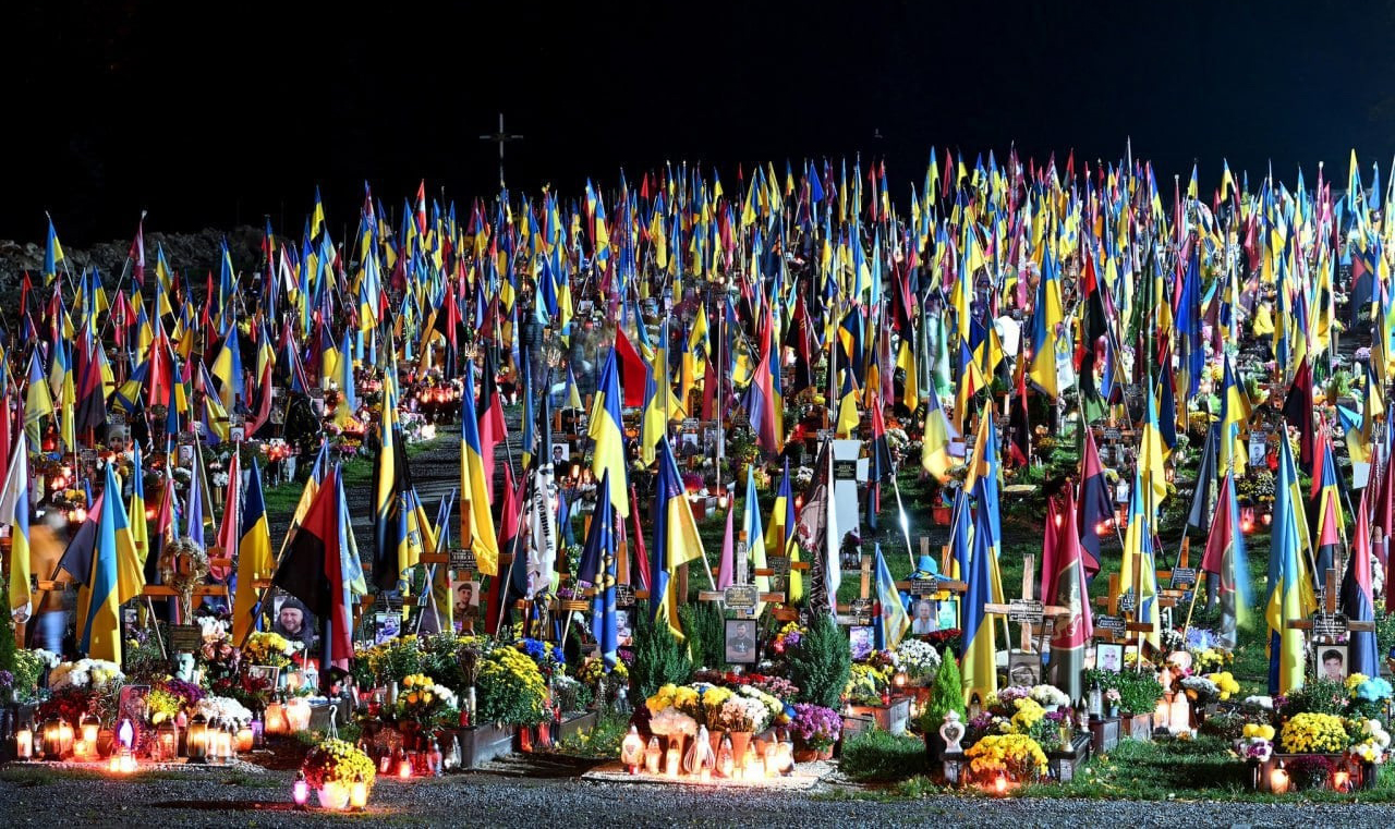 Поле почесних військових поховань на Личаківському цвинтарі у Львові, де вже немає місць (фото з архіву Львівської міськаої ради).