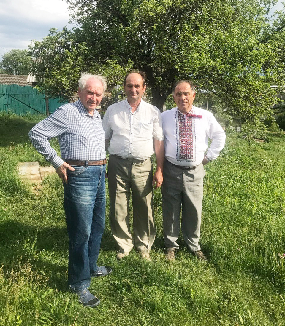 На рідному обійсті 2022 року. Зліва направо: Андрій Ковальчук, Богдан Крижанівський, Василь Шендеровський.