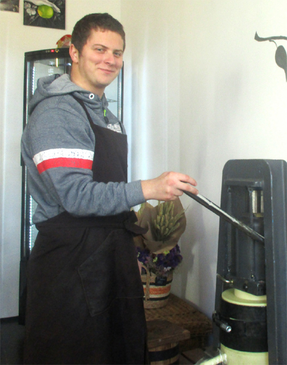 Помічник Артем працює на гідравлічному пресі