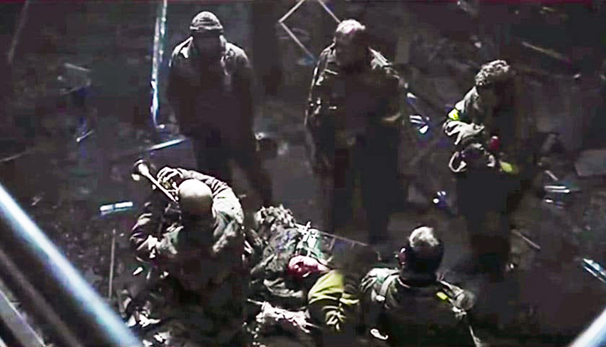 Кадр з фільму 

«Кіборги» заслуженого діяча мистецтв України Ахтема Сеїтаблаєва. «Вони вмирали з піснею «Гуцулка Ксеня» (скрін з фільму «Кіборги»).