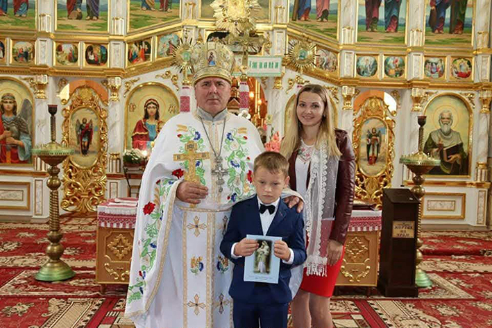 Отець Іван Креховецький у храмі Вознесіння Господнього ПЦУ під час першого причастя дітей