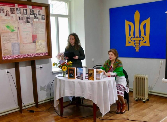 Під час презентації документалістики Дарії Бібик (праворуч) про національно-визвольних рух, очолюваний ОУН-УПА, в меморіальному музеї «Калуська в’язниця». Представляє творчість краєзнавиці старша наукова співробітниця Людмила Андрійчук (світлина із сімейного архіву Дарії Бібик).
