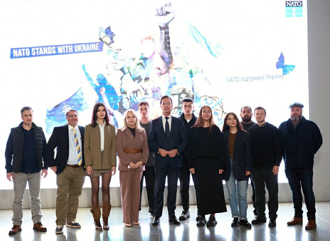 Представниця України при НАТО Раміна Есхакзай під час зустрічі із його генеральним секретарем Марком Рютте з нагоди 1000 днів російсько-української війни. У центрі – Марк Рютте, четверта справа – Раміна Есхакзай.