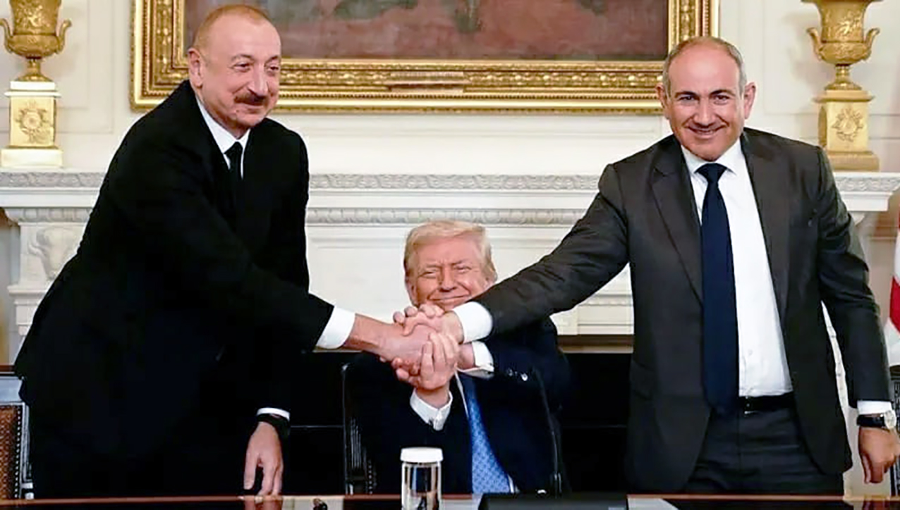  Підписання мирної угоди 8 серпня 2025 року в Овальному кабінеті Білого дому після припинення війни між Азербайджаном і Вірменією за посередництва президента США Дональда Трампа.  Зліва направо: президент Азербайджану Ільгам Алієв, президент США Дональд  Трамп і прем’єр-міністр Вірменії Нікол Пашинян.