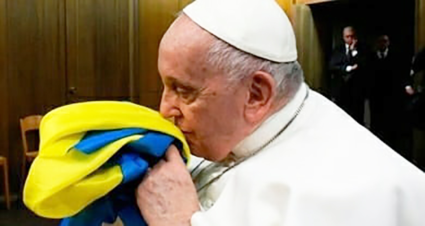  Папа Римський Франциск цілує Державний прапор України.