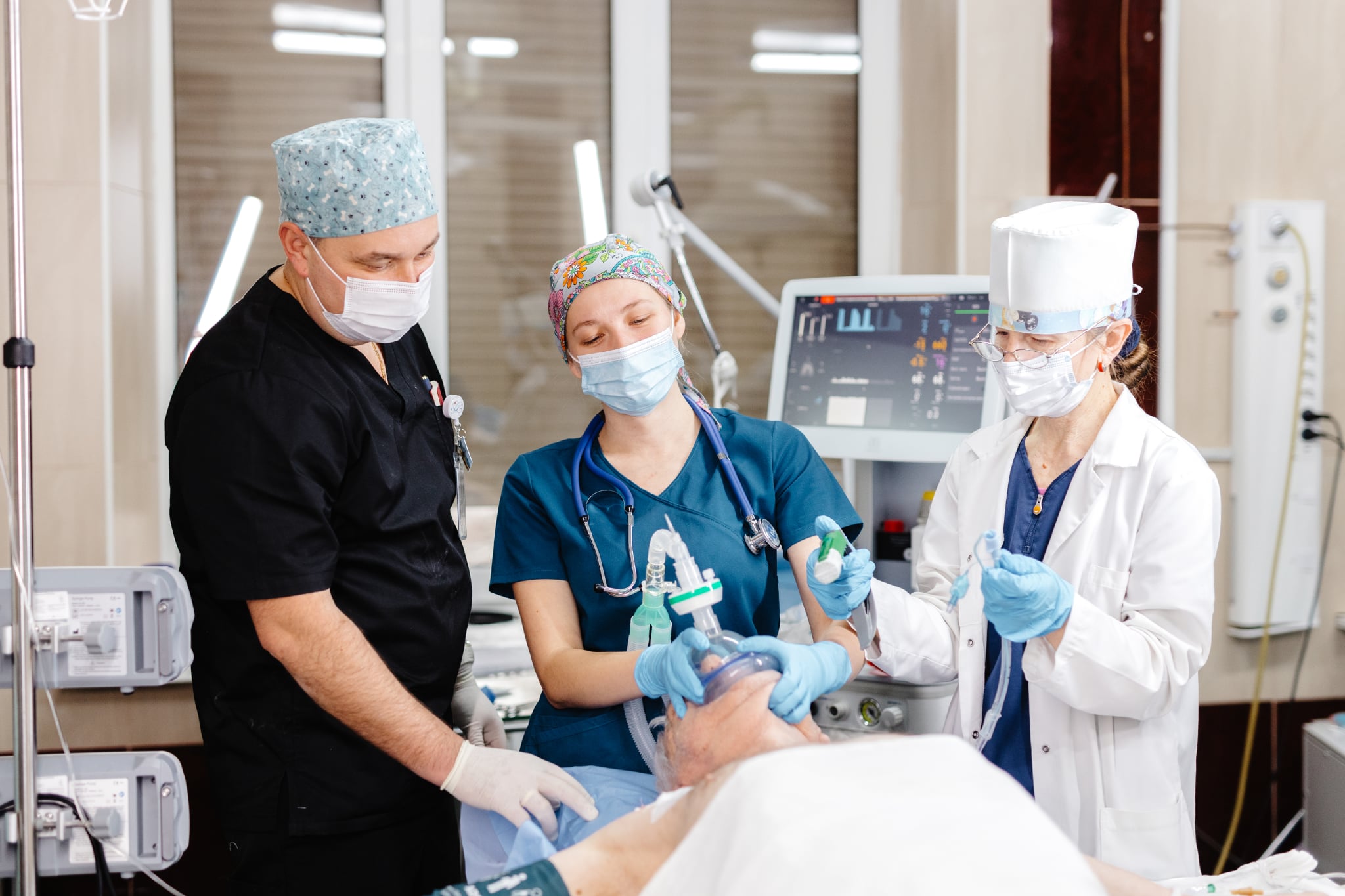 Бригада анестезіологів готує пацієнта до операції.