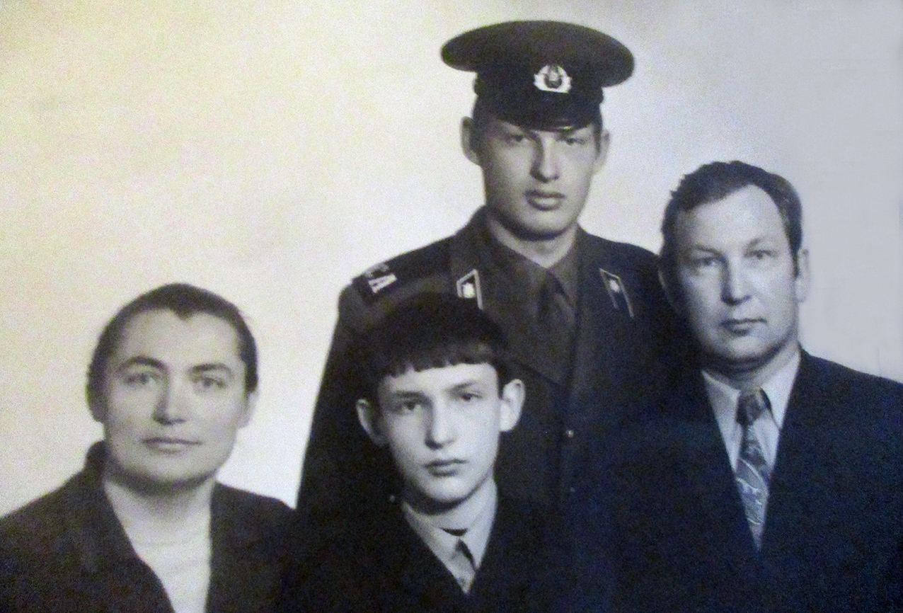  Родина Дауніс: Владас, Олександра і сини Володимир (стоїть) та Ігор.