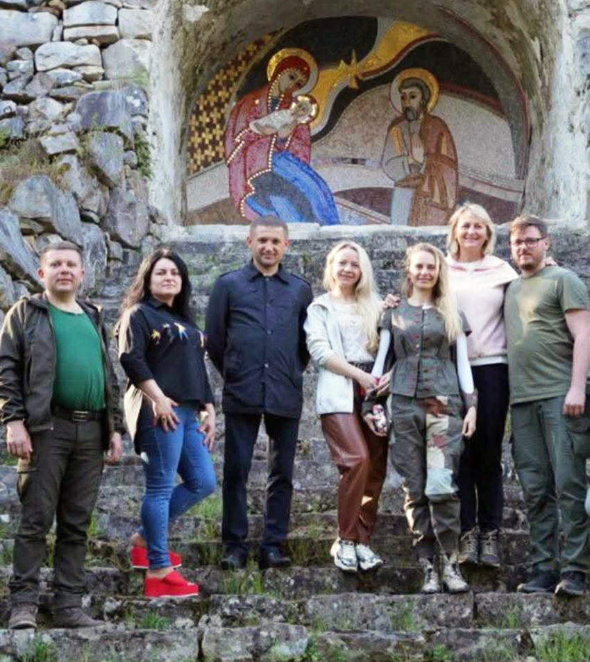  Представники ГО «Молодь Прикарпаття» й «Жінки України» у резиденції митрополита Андрея Шептицького УГКЦ в урочищі «Підлюте» біля села Осмолода.