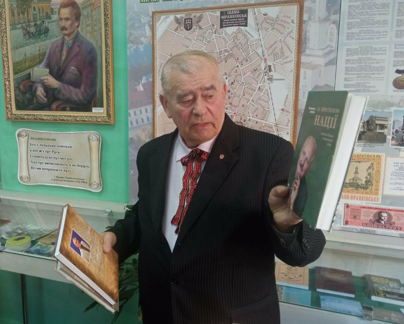 Академік Володимир Качкан під час зустрічі в кімнаті-музеї Івана Франка