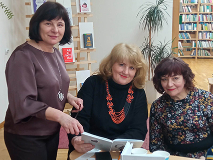 Прикарпатські поетеси Світлана Ткачук, Леся Ґеник і Наталія Баницька під час перебігу презентації в обласній бібліотеці