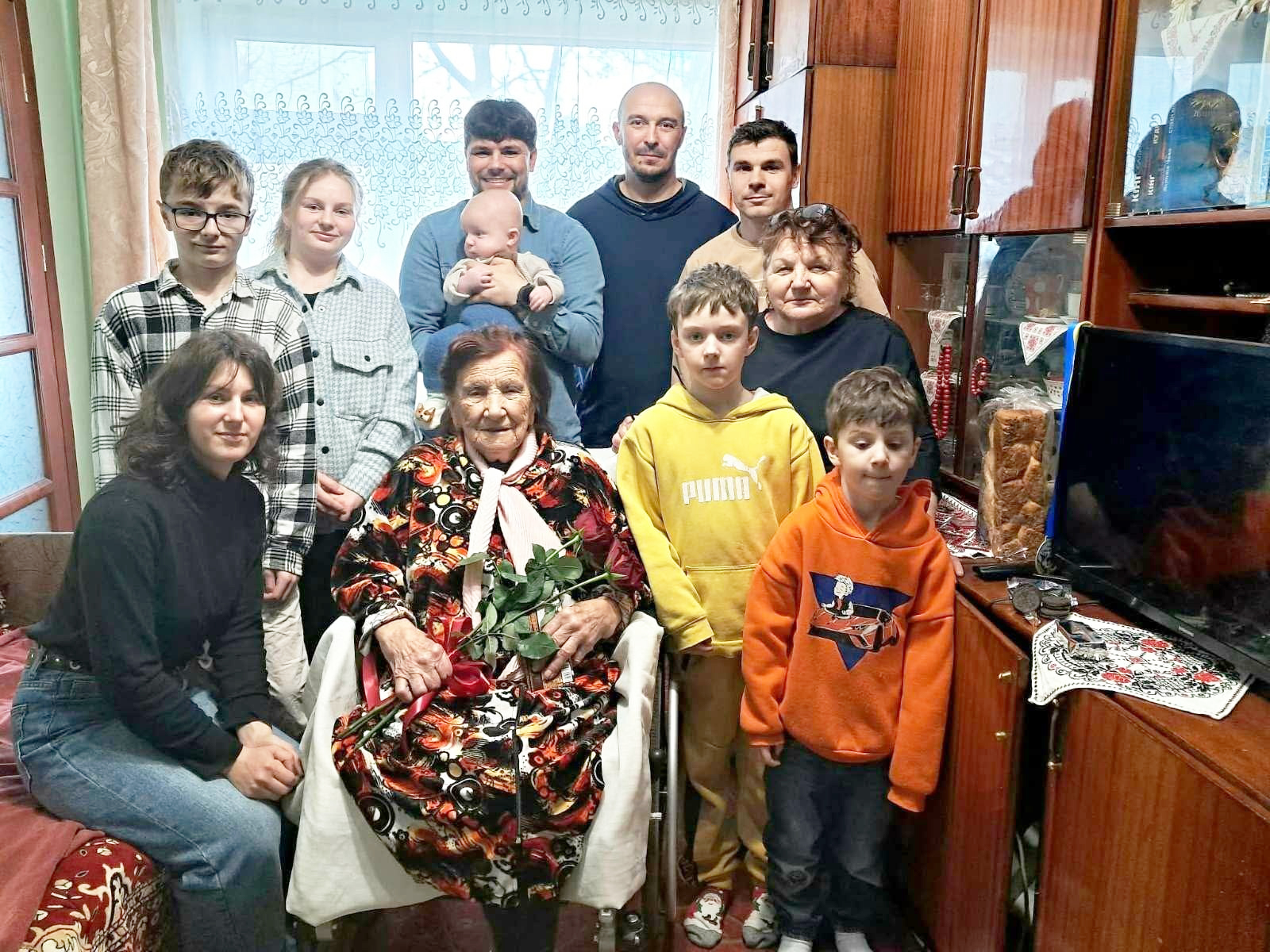 На світлині Василя Твардовського: 100-річчя Ганни Дуляби – великий день для родини. 