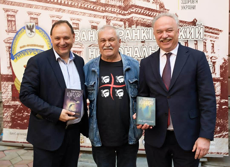 На книжковому фестивалі гостював письменник Василь Шкляр (посередині).