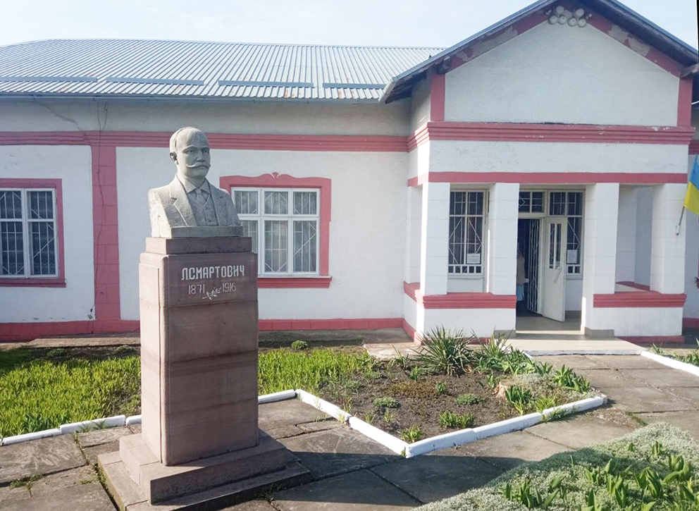 Літературно-меморіальний музей Леся Мартовича у селі Торговиця.