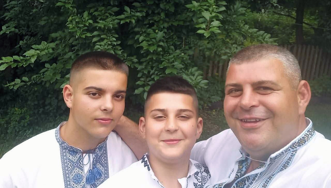 Роман Круховський з синами.