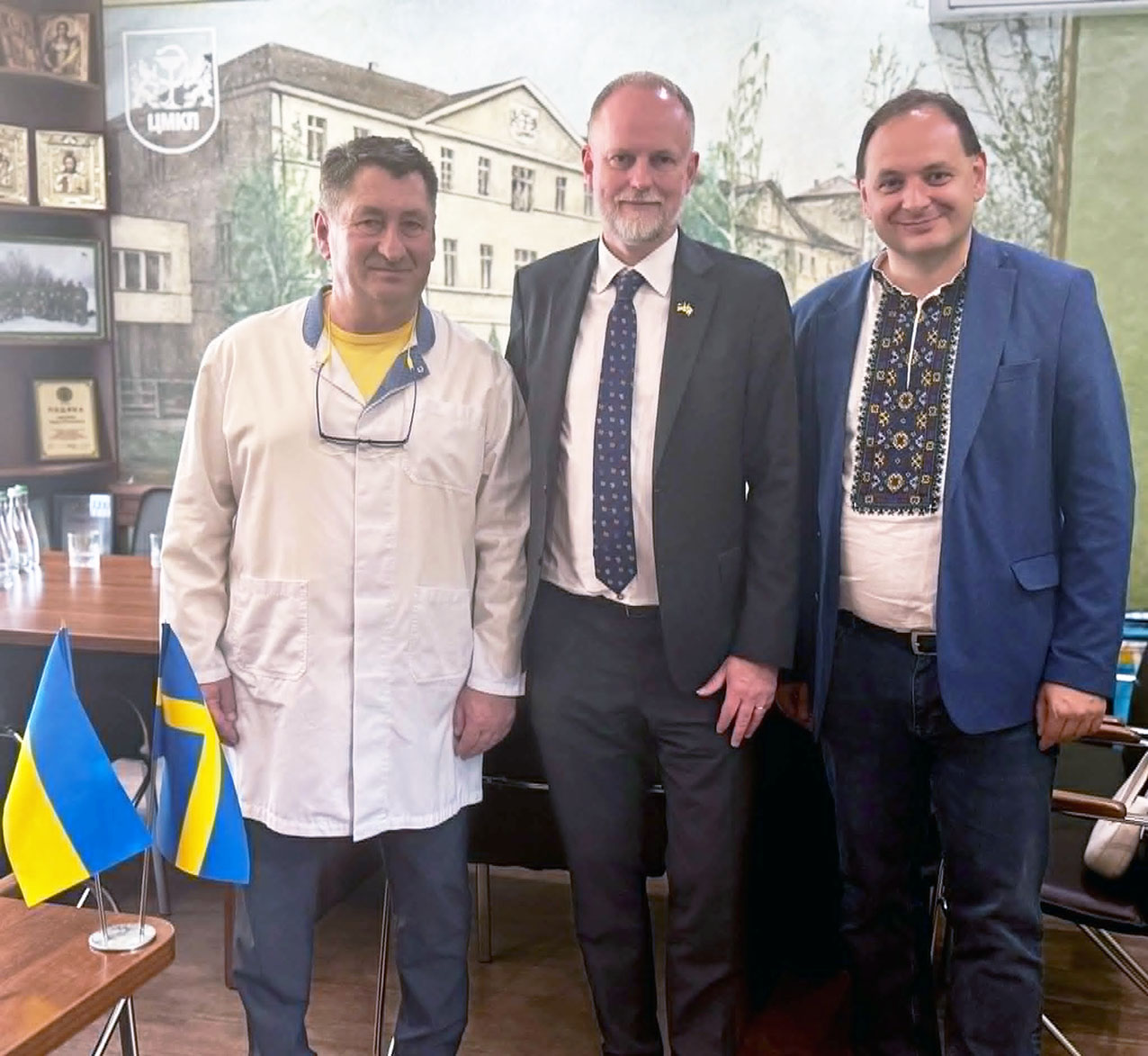 Разом із міським головою Івано-Франківська Русланом Марцінківим та послом Швеції в Україні Мартіном Обергом (всередині), котрий під час днів Швеції в місті відвідав ЦМКЛ та ознайомився з роботою спеціального підйомника для маломобільних пацієнтів, який лікарня отримала завдяки співпраці між Івано-Франківськом та шведським містом Лулео.