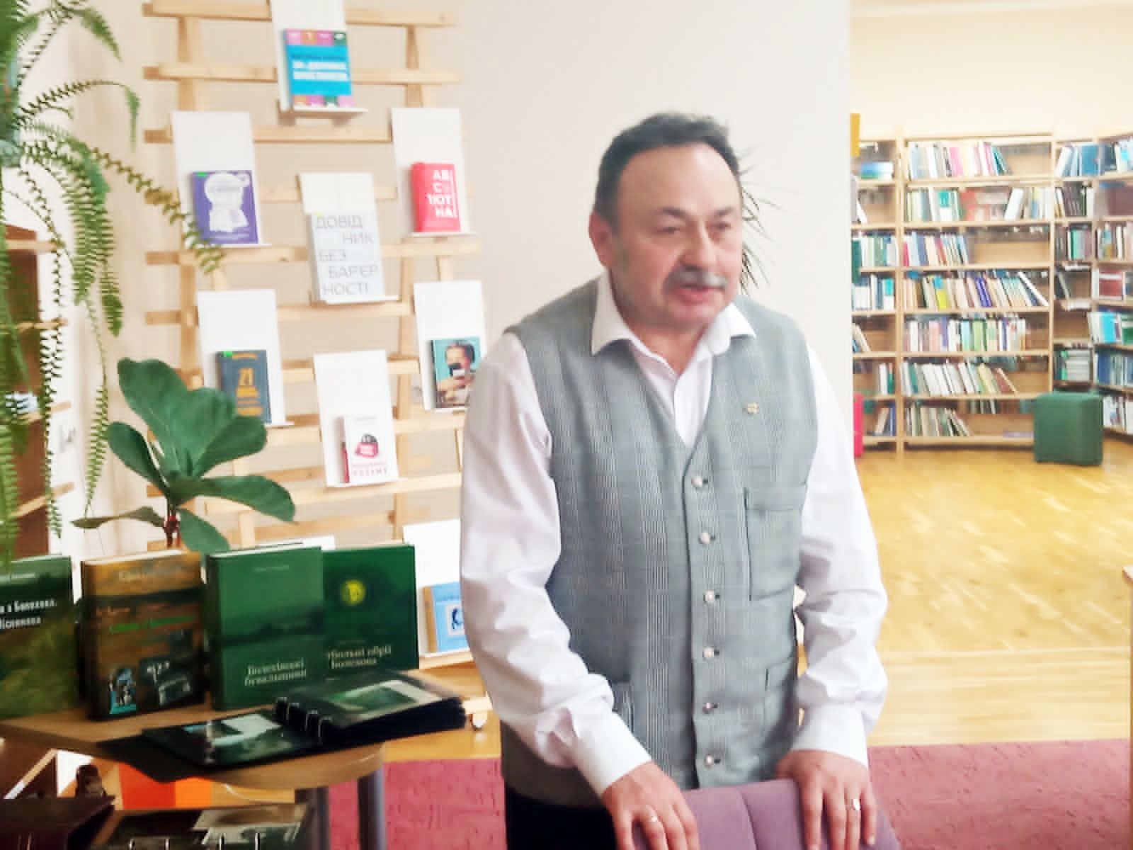 Колекціонер Андрій Захарків-Олійник під час зустрічі в Івано-Франківську. 
