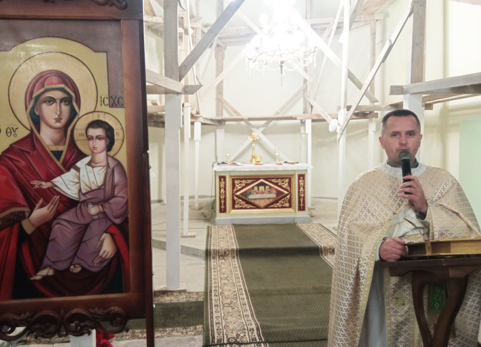 Святу Літургію у Зарваниці служить о. Василь Слобода. 