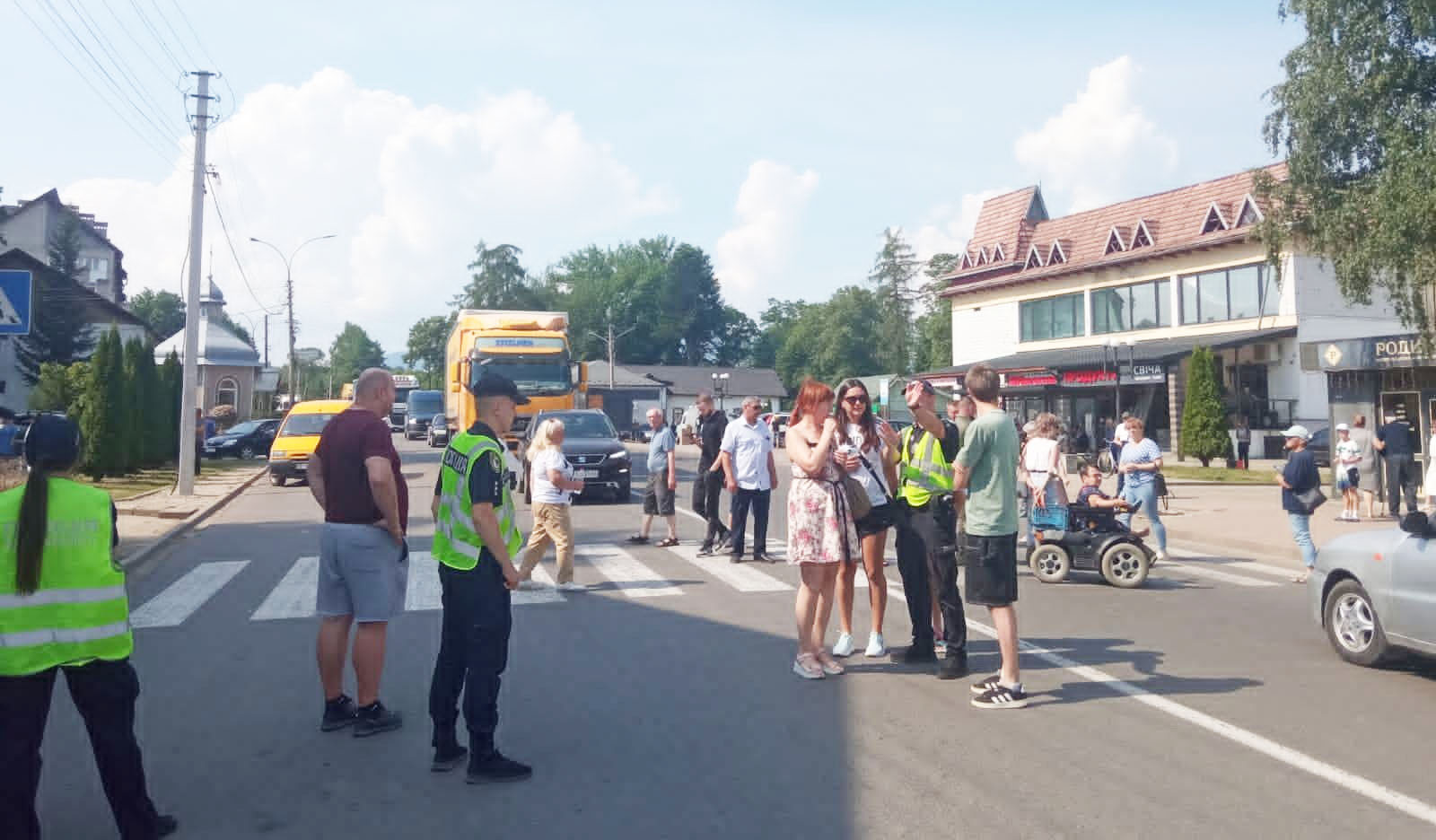 Під час інформаційної акції проти будівництва міні-ГЕС на Свічі у Вигоді.
